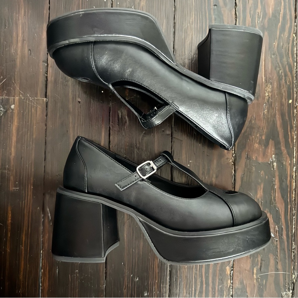 Delia’s platform Mary Janes - Picture 2 of 5